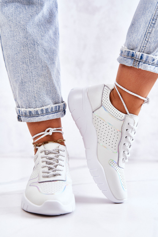 Klassikalise mudeli Sneakers tüüpi jalanõud valget värvi Carly Klassikalise mudeli Sneakers tüüpi jalanõud valget värvi Carly