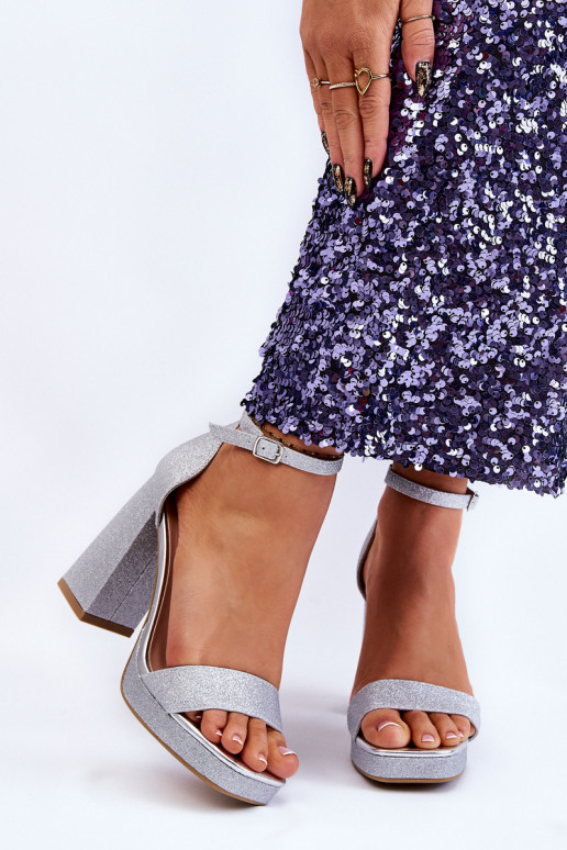 Hõbedat värvi Calmi