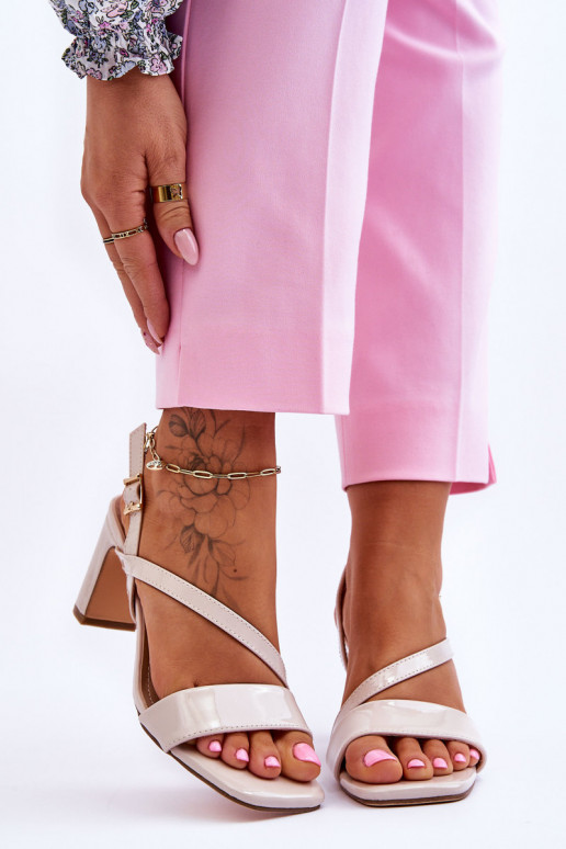 Laque sandaalid kõrge jämeda kontsaga beeži värvi Carrie Laque sandaalid kõrge jämeda kontsaga beeži värvi Carrie