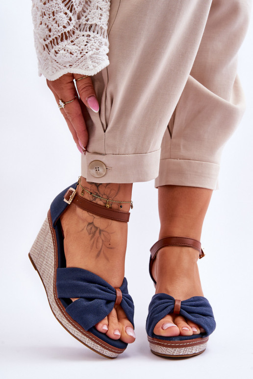 Naistesandaalid tumesinist värvi Daphne