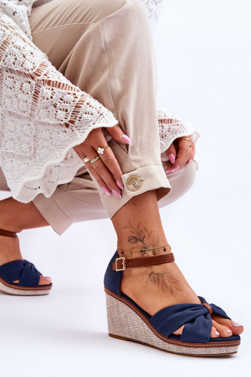 Naistesandaalid tumesinist värvi Daphne