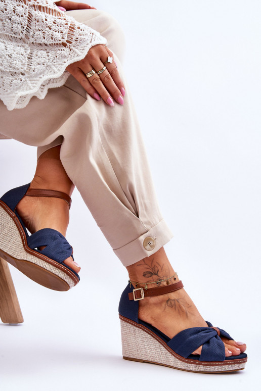 Naistesandaalid tumesinist värvi Daphne