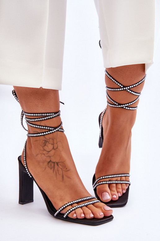 Elegantsed lahtised kingad neetidega mustad Nessy Elegantsed lahtised kingad neetidega mustad Nessy