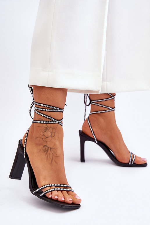 Elegantsed lahtised kingad neetidega mustad Nessy
