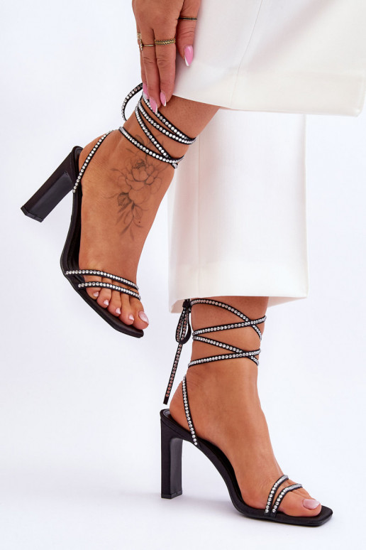 Elegantsed lahtised kingad neetidega mustad Nessy Elegantsed lahtised kingad neetidega mustad Nessy