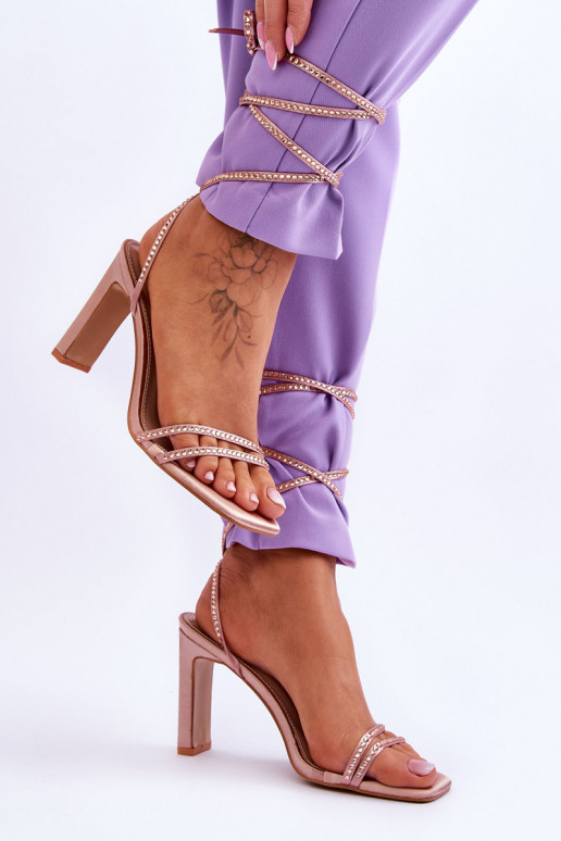 Elegantsed lahtised kingad neetidega Nude Nessy Elegantsed lahtised kingad neetidega Nude Nessy