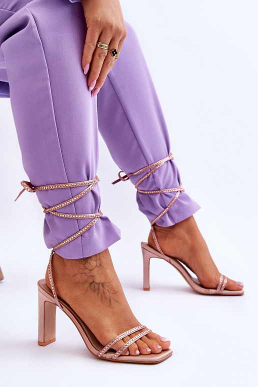 Elegantsed lahtised kingad neetidega Nude Nessy Elegantsed lahtised kingad neetidega Nude Nessy