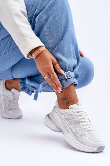 spordijalatsid nööritavad valget värvi Emare