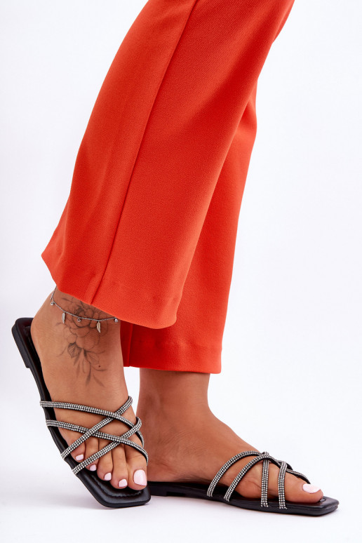 Sussid rihmadega I mustad Leomi