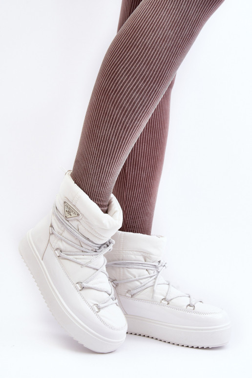 nööpidega lumesaapad platvormtalla ja stiilsete detailidega valget värvi Fleure