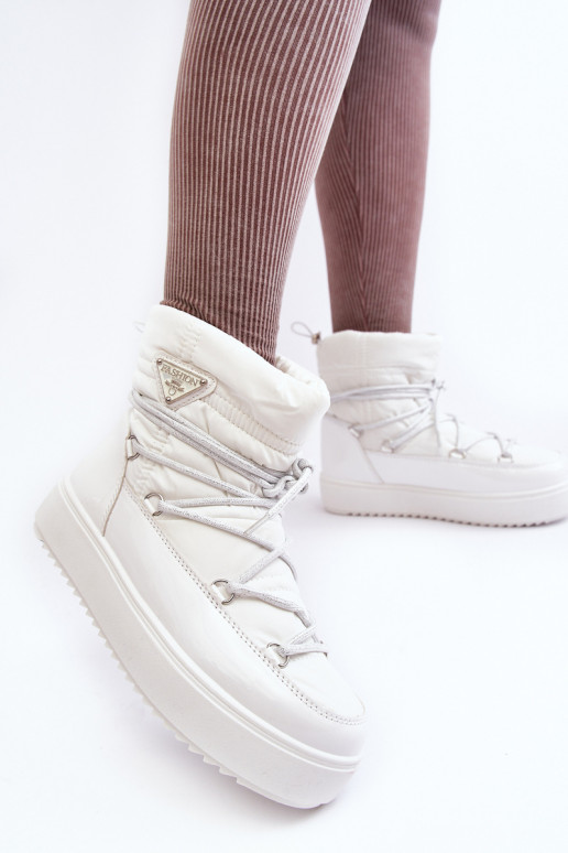 nööpidega lumesaapad platvormtalla ja stiilsete detailidega valget värvi Fleure