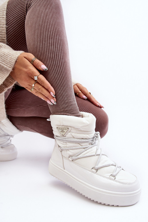 nööpidega lumesaapad platvormtalla ja stiilsete detailidega valget värvi Fleure