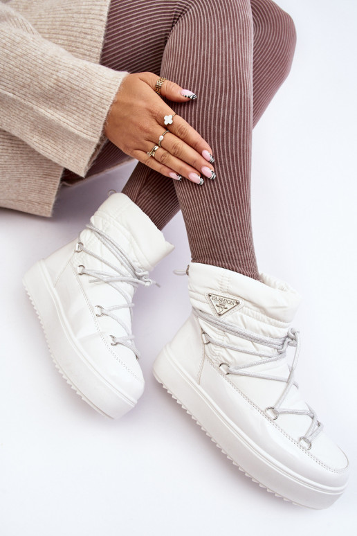 nööpidega lumesaapad platvormtalla ja stiilsete detailidega valget värvi Fleure