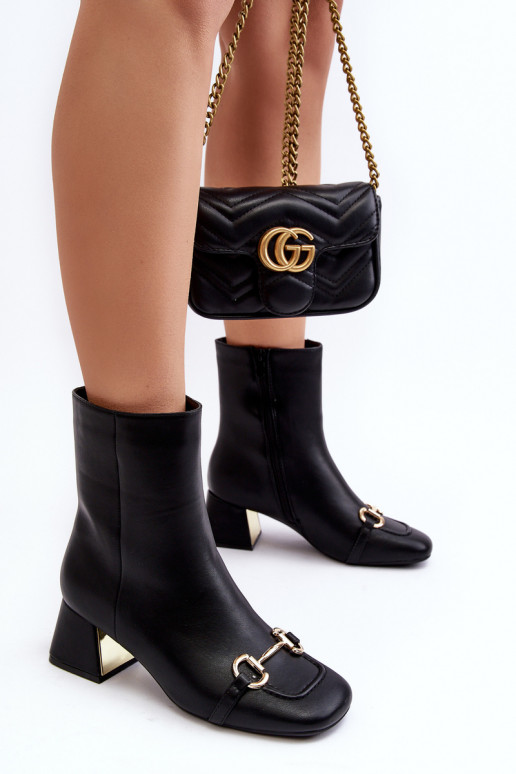 Musta Adinah kaunistustega kontsaga poolsaapad