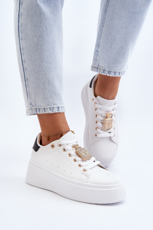 Sneakers tüüpi jalanõud kaunistustega valget värvi Celedria Sneakers tüüpi jalanõud kaunistustega valget värvi Celedria
