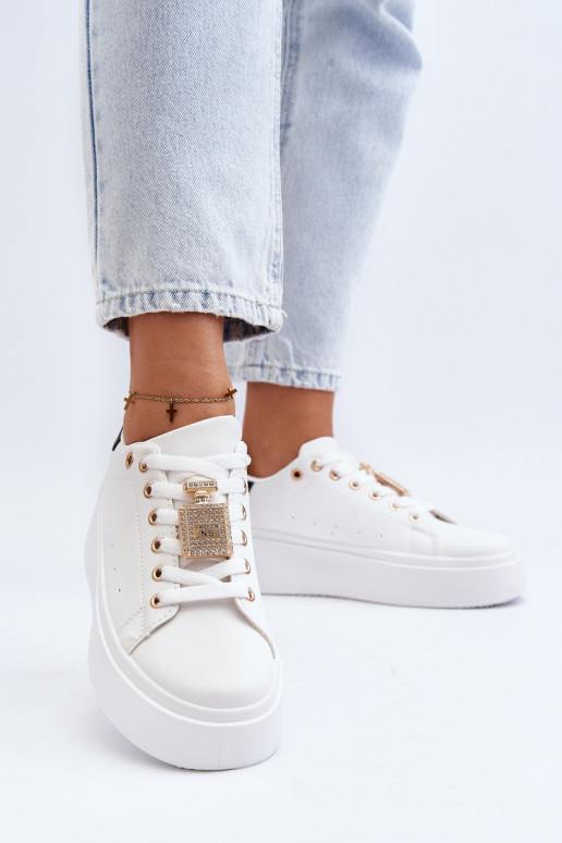 Sneakers tüüpi jalanõud kaunistustega valget värvi Celedria Sneakers tüüpi jalanõud kaunistustega valget värvi Celedria
