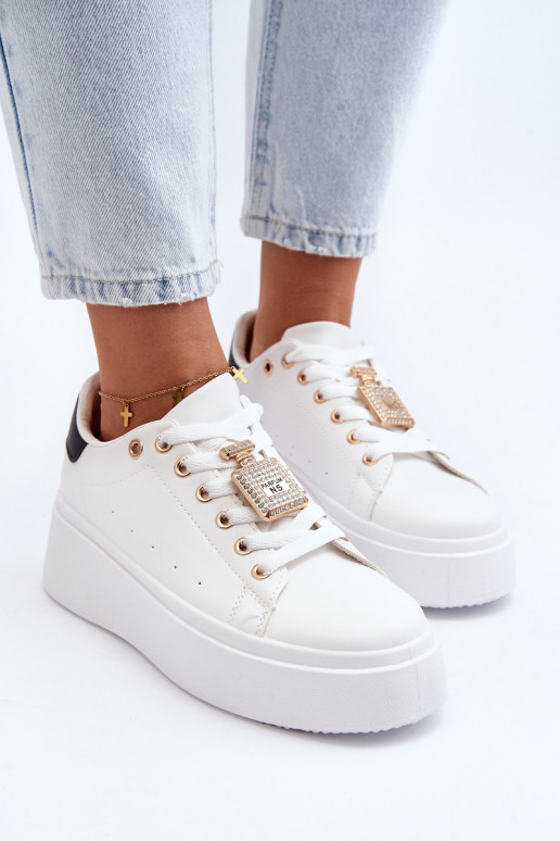 Sneakers tüüpi jalanõud kaunistustega valget värvi Celedria Sneakers tüüpi jalanõud kaunistustega valget värvi Celedria