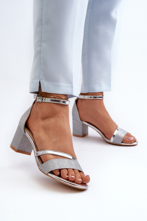 Läikivad sandaalid   Hõbedat värvi Ploemis