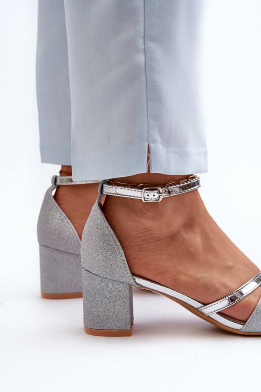 Läikivad sandaalid   Hõbedat värvi Ploemis