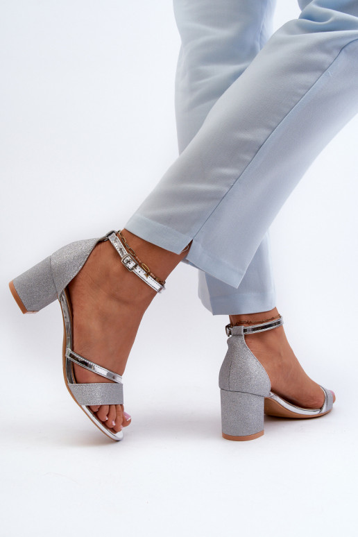 Läikivad sandaalid   Hõbedat värvi Ploemis