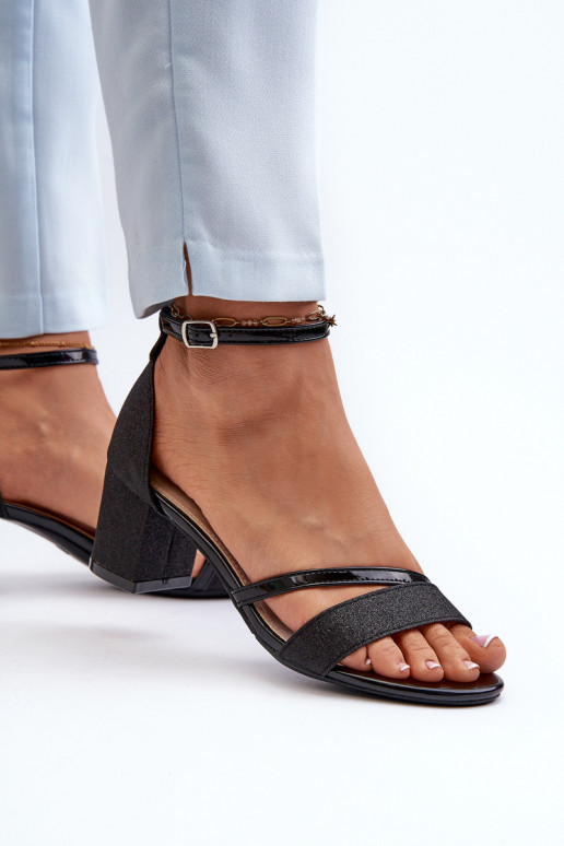 Läikivad sandaalid   Must Ploemis