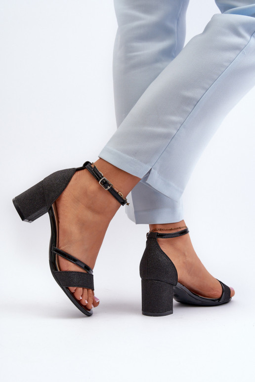 Läikivad sandaalid   Must Ploemis