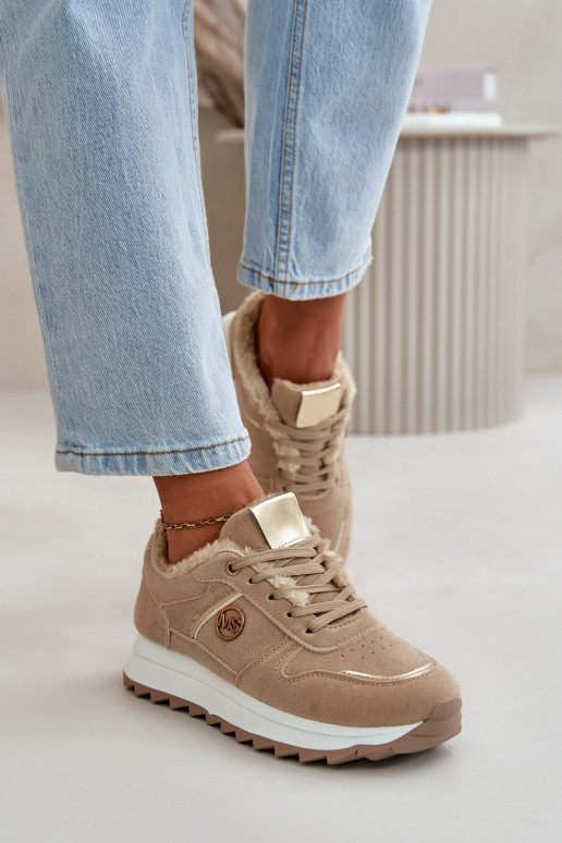 spordijalatsid  voodriga karusnahaga platvormiga Khakivärvi Lerisas