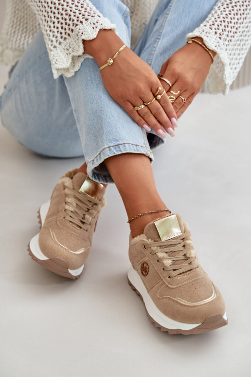 spordijalatsid  voodriga karusnahaga platvormiga Khakivärvi Lerisas