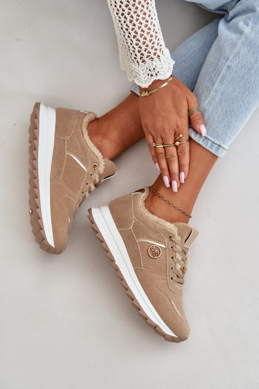 spordijalatsid  voodriga karusnahaga platvormiga Khakivärvi Lerisas