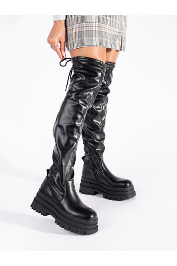 Must pikad saapad platvormiga