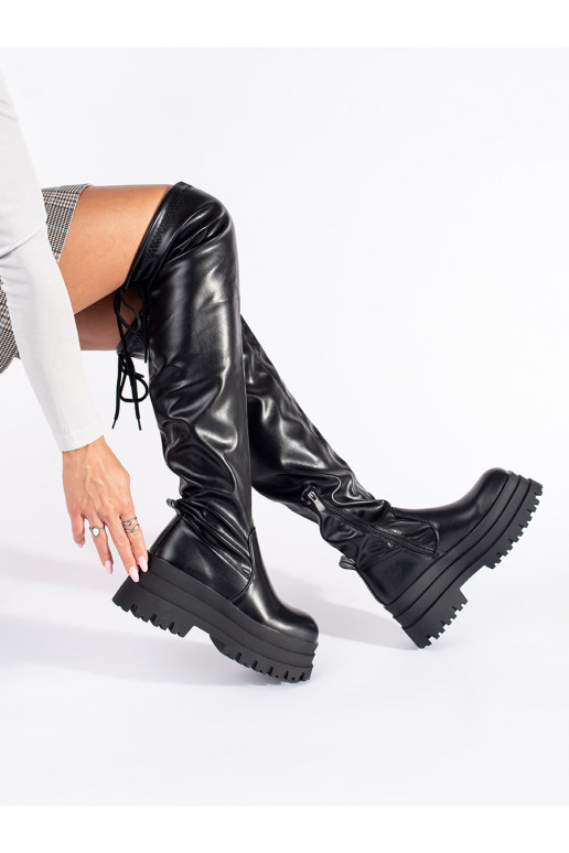 Must pikad saapad platvormiga