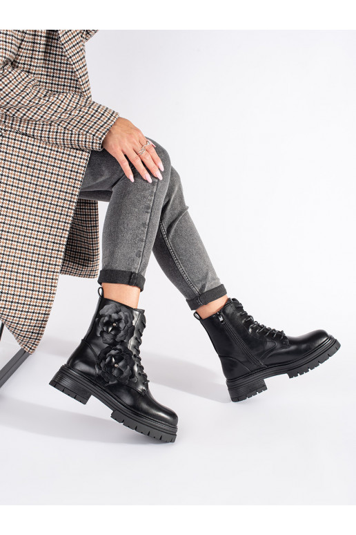 Must  saapad  Must  saapad