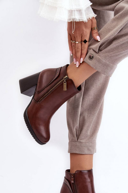 Kõrgete kontsadega saapad pruuni... Kõrgete kontsadega saapad pruuni...