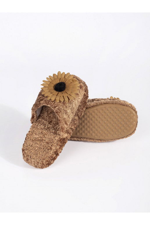 pruunid värvi kapcie  z ozdobnym em