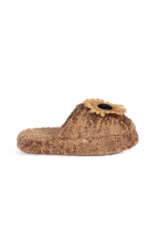 pruunid värvi kapcie  z ozdobnym em