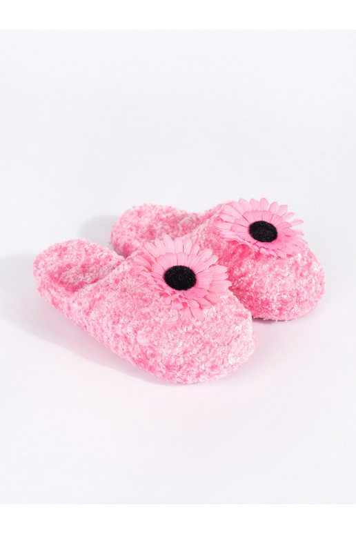 Tumeroosad värvi kapcie  z ozdobnym em