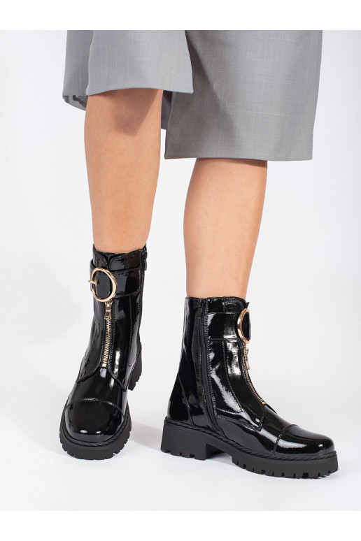 Must lakitud poolsaapad z ozdobnym zamkiem