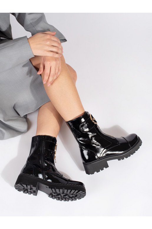 Must lakitud poolsaapad z ozdobnym zamkiem