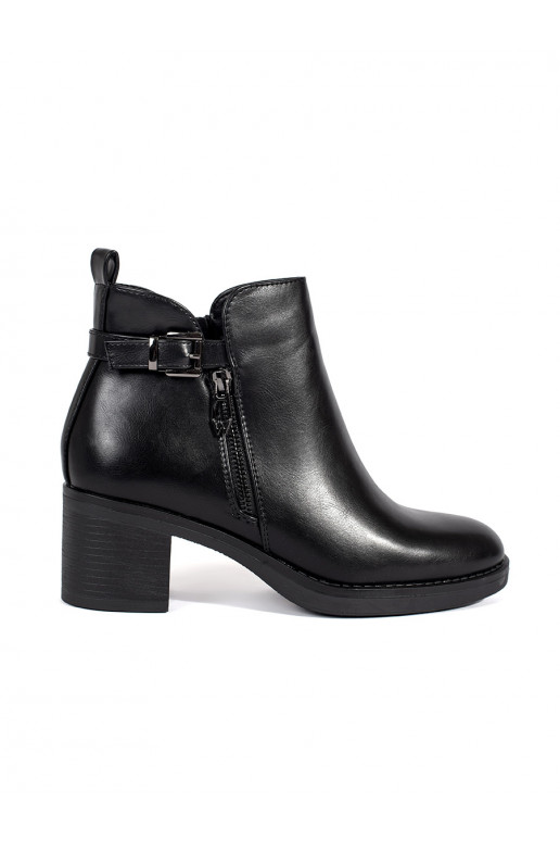 Must naiste saapad kõrge kontsaga z ozdobnym zamkiem i klamrą