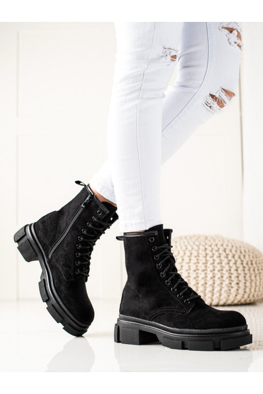 seemisnakhsed mustad saapad