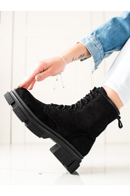 seemisnakhsed mustad saapad