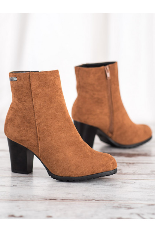 Pruunid värvi saapad kõrge jämeda kontsaga