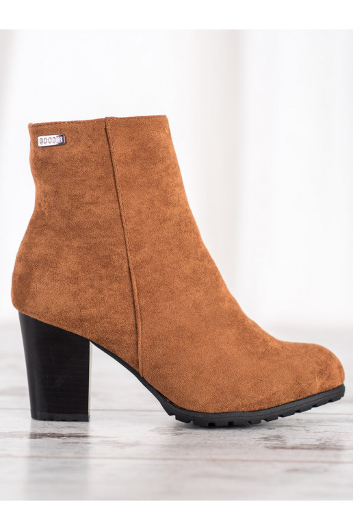 Pruunid värvi saapad kõrge jämeda kontsaga