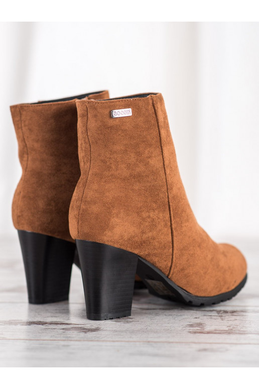 Pruunid värvi saapad kõrge jämeda kontsaga