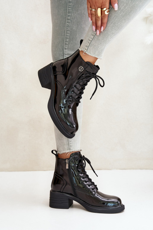 Nahatooted lakitud saapad,... Nahatooted lakitud saapad,...