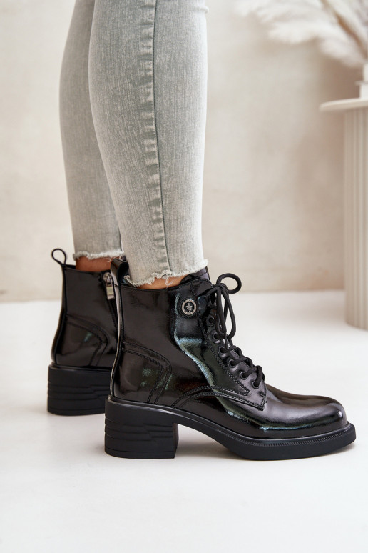 Nahatooted lakitud saapad,... Nahatooted lakitud saapad,...