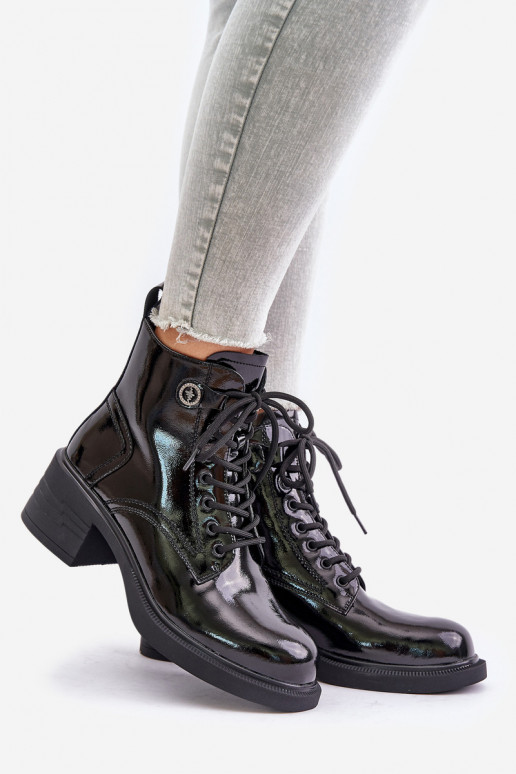 Nahatooted lakitud saapad,... Nahatooted lakitud saapad,...