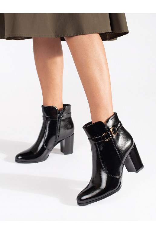 Must lakitud poolsaapad  Sergio Leone