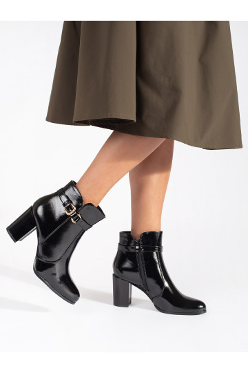 Must lakitud poolsaapad  Sergio Leone 2