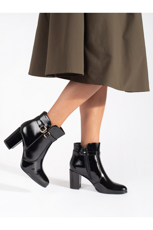 Must lakitud poolsaapad  Sergio Leone